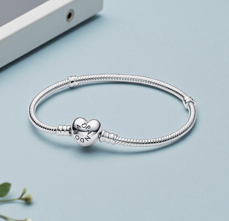 Load image into Gallery viewer, Pandora Moments Sterling Silveer Heart Clasp Bracelet - 17cm
